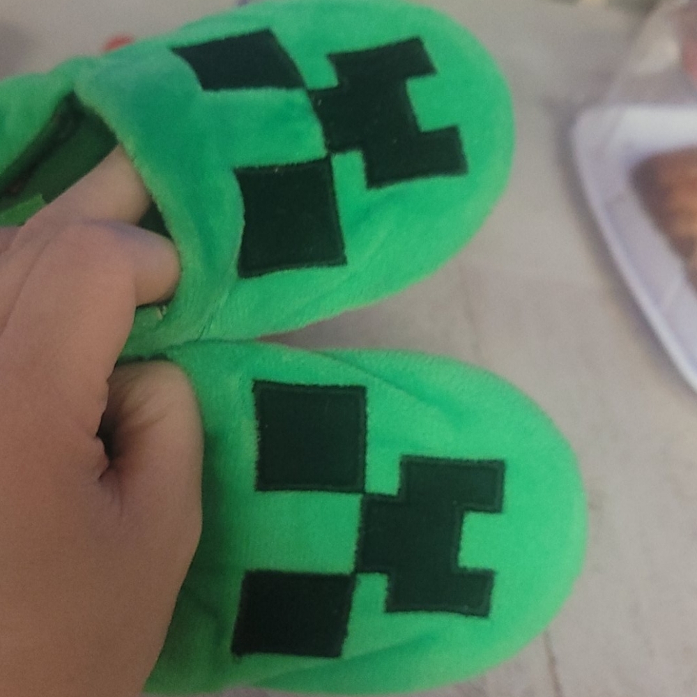 Minecraft slippers - Picture 3 of 3